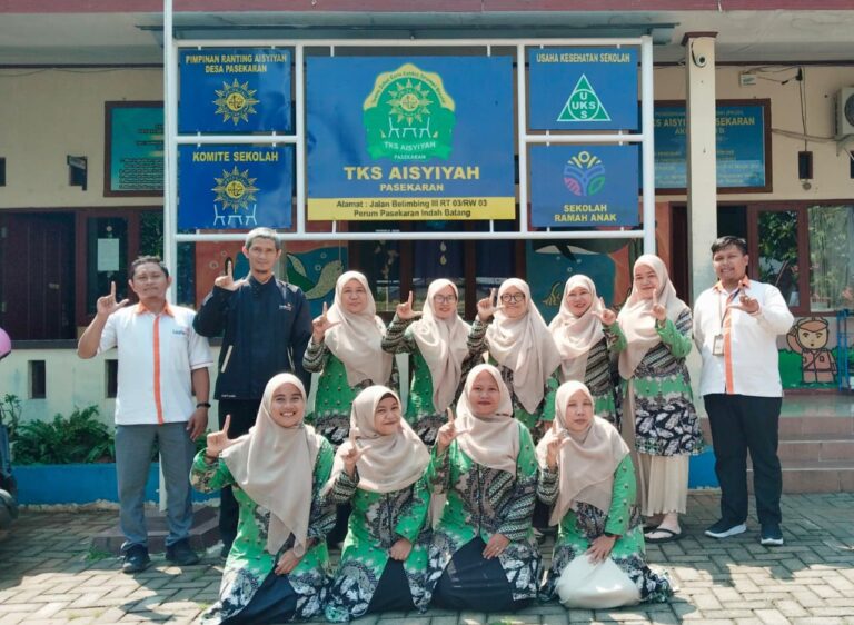 Manager Lazismu Batang, Sarif Khiftanul Bakhri, S.E., berfoto bersama Kepala Sekolah dan para guru TKS Aisyiyah Pasekaran serta TKS Aisyiyah Cepokokuning usai rapat evaluasi dan penyusunan program kolaborasi tahun ajaran mendatang.