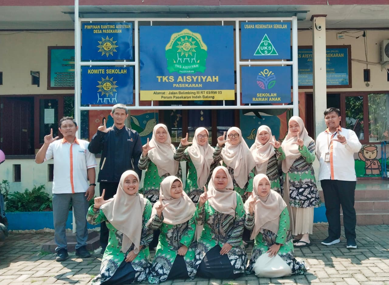 Manager Lazismu Batang, Sarif Khiftanul Bakhri, S.E., berfoto bersama Kepala Sekolah dan para guru TKS Aisyiyah Pasekaran serta TKS Aisyiyah Cepokokuning usai rapat evaluasi dan penyusunan program kolaborasi tahun ajaran mendatang.