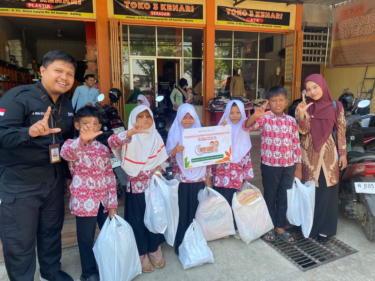 Lima siswa yatim MI Muhammadiyah Karangasem Batang memilih perlengkapan sekolah bersama Lazismu Batang melalui Program Yatim Hebat dalam rangka Muharram Ceria 1448 Hijriah.