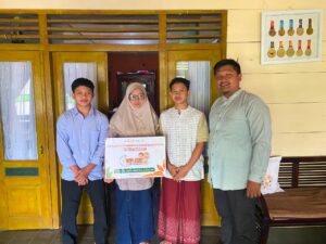 Harun dan Hauzan menerima Beasiswa Yatim Hebat Lazismu Batang untuk melanjutkan pendidikan di Pondok Darul Arqam Patean Kendal.