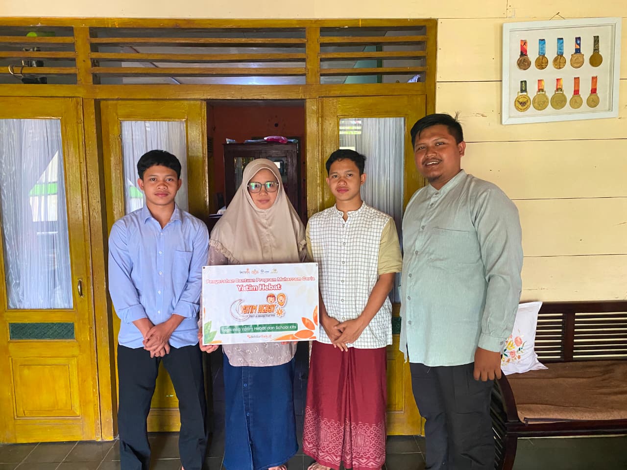 Harun dan Hauzan menerima Beasiswa Yatim Hebat Lazismu Batang untuk melanjutkan pendidikan di Pondok Darul Arqam Patean Kendal.