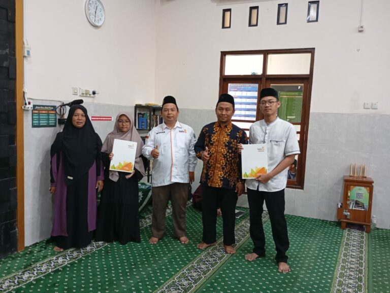 KL LAZISMU Limpung menyalurkan Beasiswa Mentari kepada dua santri PPTQ Ibnu Juraemi Yogyakarta sebagai dukungan pendidikan bagi generasi penghafal Al-Qur'an.