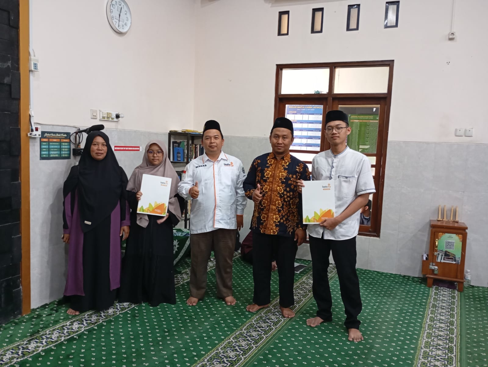 KL LAZISMU Limpung menyalurkan Beasiswa Mentari kepada dua santri PPTQ Ibnu Juraemi Yogyakarta sebagai dukungan pendidikan bagi generasi penghafal Al-Qur'an.