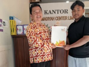 KL Lazismu Limpung menyalurkan bantuan pendidikan Rp2,5 juta kepada Ananda Fachri untuk membantu biaya masuk PPTQ Al Madinah Yogyakarta sebagai wujud pendayagunaan dana zakat di bidang pendidikan.