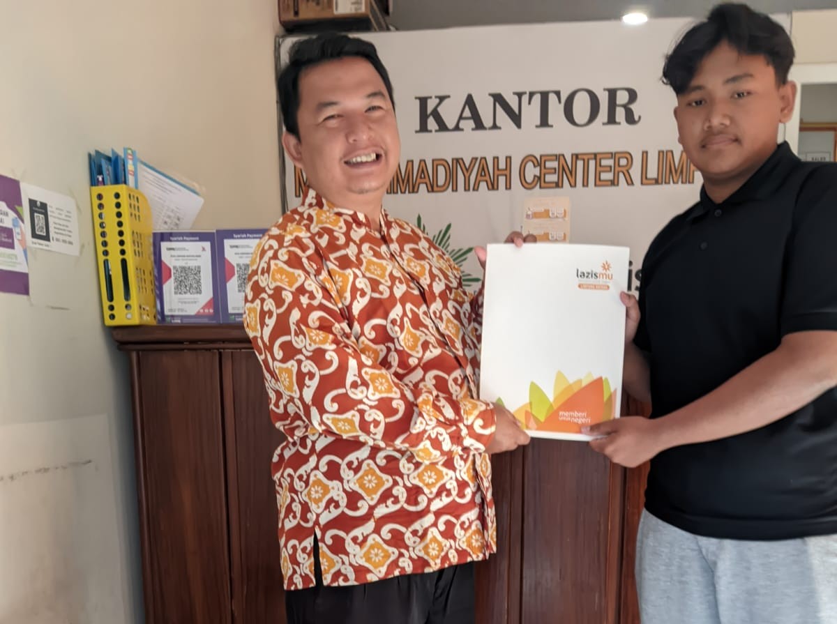 KL Lazismu Limpung menyalurkan bantuan pendidikan Rp2,5 juta kepada Ananda Fachri untuk membantu biaya masuk PPTQ Al Madinah Yogyakarta sebagai wujud pendayagunaan dana zakat di bidang pendidikan.