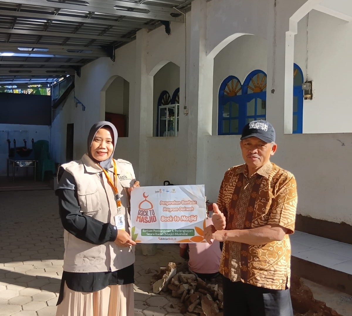 Lazismu Batang melalui Kantor Layanan Lazismu Bandar menyalurkan bantuan Rp2 juta untuk mendukung perbaikan Masjid Al-Muttaqin milik PRM Sodong di Wonotunggal, Batang.