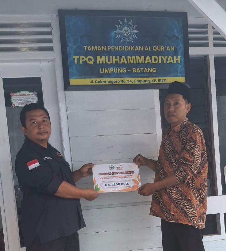 Lazismu Batang melalui Kantor Layanan Lazismu Limpung menyalurkan bantuan rehabilitasi Gedung TPQ Muhammadiyah Limpung melalui Program Save Our School serta melanjutkan Program Peduli Guru yang telah berjalan sekitar lima tahun.