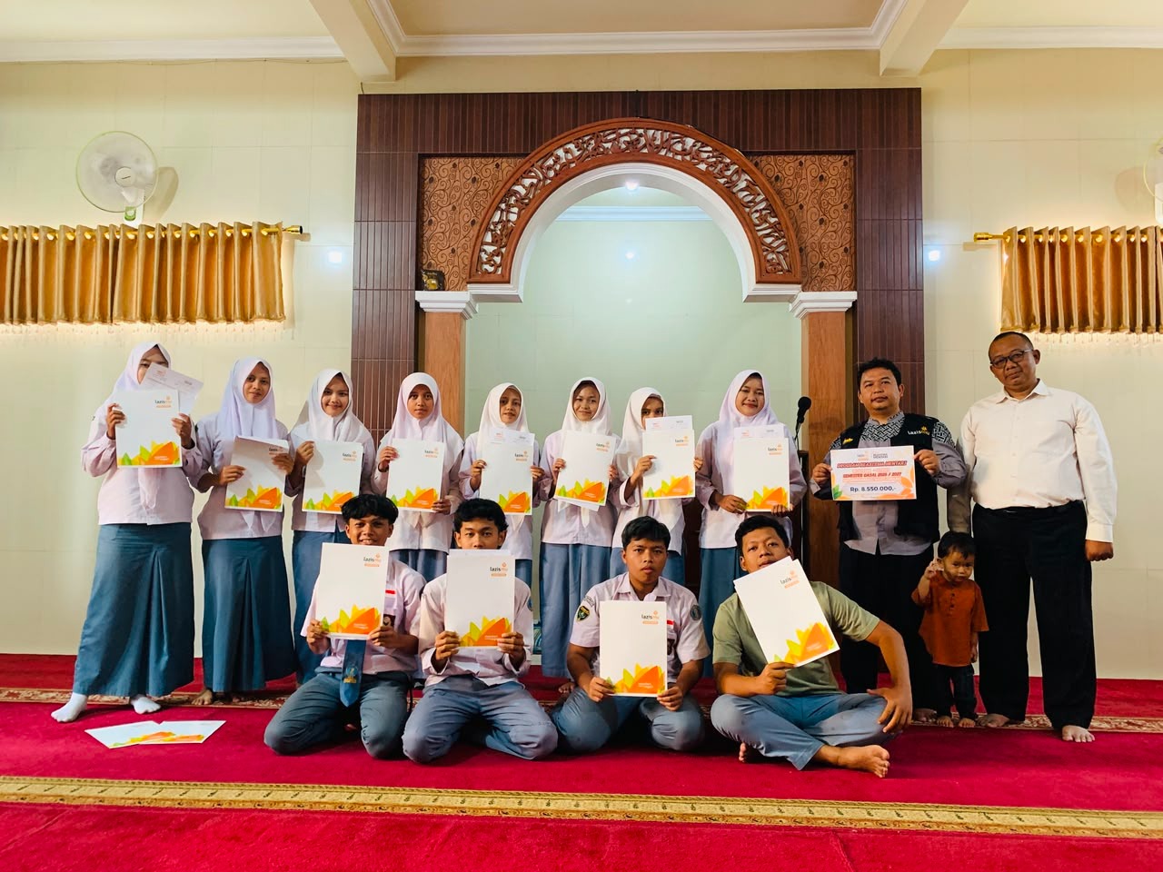 Lazismu Batang melalui KL Lazismu Limpung menyalurkan Beasiswa Mentari senilai Rp8,55 juta kepada 15 siswa MA Muhammadiyah Limpung pada Semester Ganjil Tahun Ajaran 2026/2027.