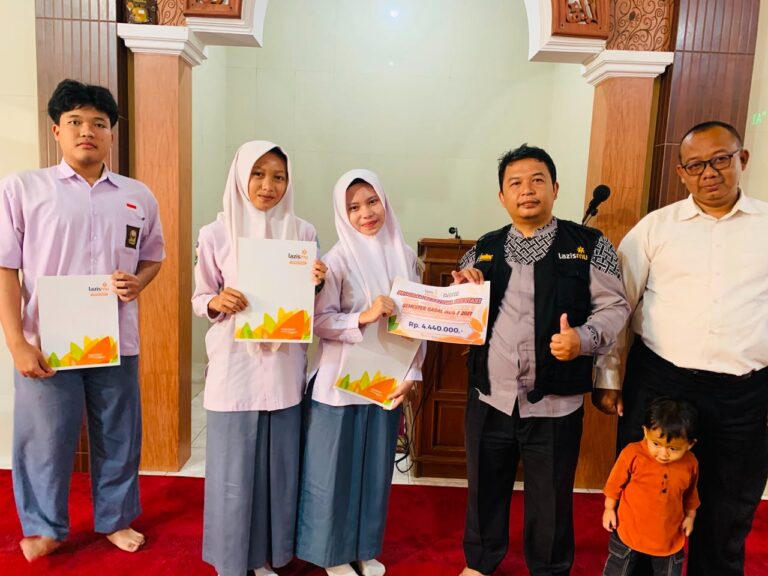 Lazismu Batang melalui KL Lazismu Limpung memberikan Beasiswa Prestasi kepada empat siswa MA Muhammadiyah Limpung berupa pembebasan SPP selama enam bulan dengan total pendayagunaan Rp4,44 juta.