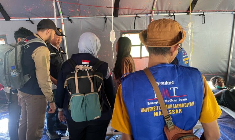 Lazismu mendukung Rumah Sakit Lapangan EMT Muhammadiyah berstandar WHO untuk memperkuat layanan kesehatan penyintas gempa NTT.