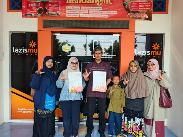 Masarrah tetap melanjutkan kuliah di Universitas Terbuka setelah mendapat bantuan pendidikan melalui Program Beasiswa Kader Lazismu Batang.