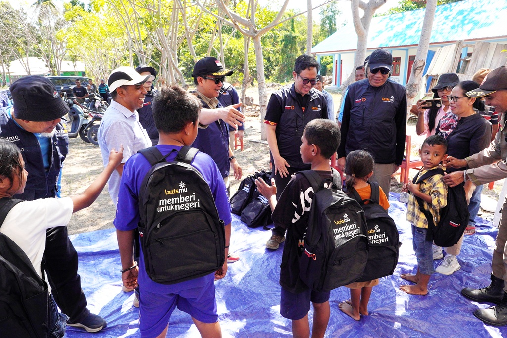 Lazismu menyalurkan 235 paket School Kit kepada siswa Sekolah Dasar Katolik (SDK) Dampek, Manggarai Timur, NTT, yang terdampak gempa.