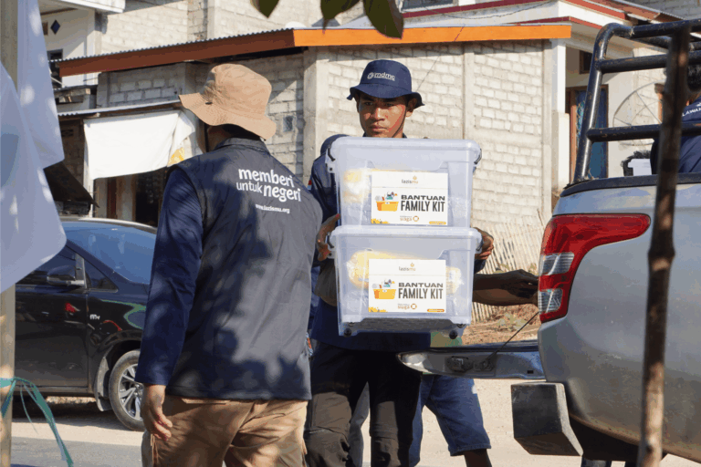 Lazismu kembali menyalurkan 1.400 paket RendangMu untuk penyintas gempa NTT. Bersama EMT Muhammadiyah, ikhtiar kemanusiaan terus berjalan untuk mendukung pemulihan warga.