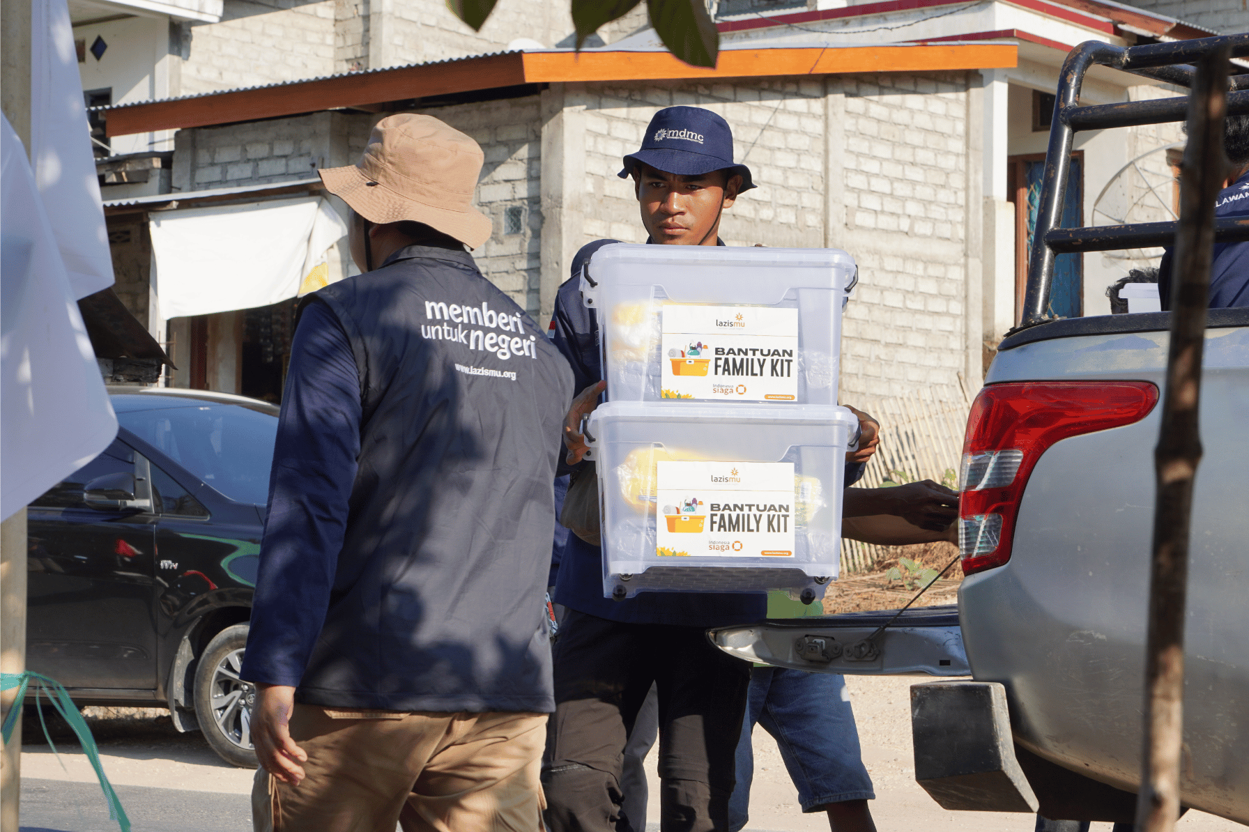 Lazismu kembali menyalurkan 1.400 paket RendangMu untuk penyintas gempa NTT. Bersama EMT Muhammadiyah, ikhtiar kemanusiaan terus berjalan untuk mendukung pemulihan warga.